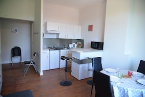 9 Appartement T2 | Cuisine privée | Grand réfrigérateur, micro-ondes, plaque de cuisson