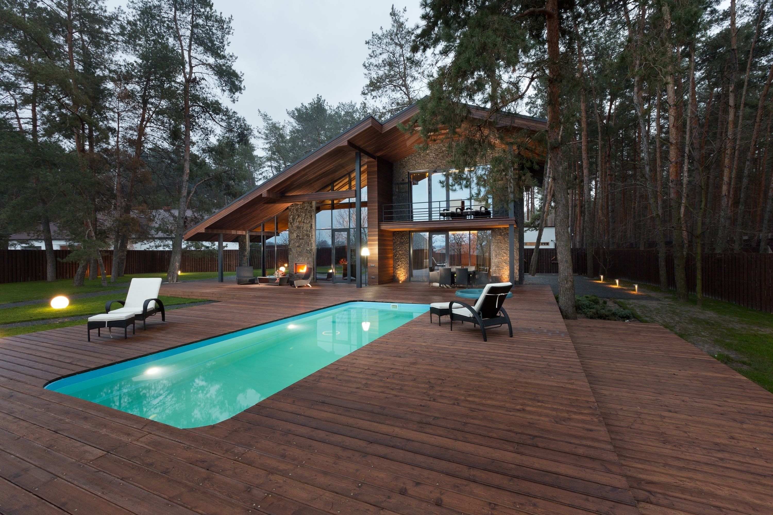 Voorkant accommodatie - avond/nacht