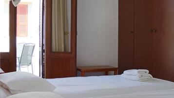 Tabla de planchar con plancha, wifi gratis y ropa de cama