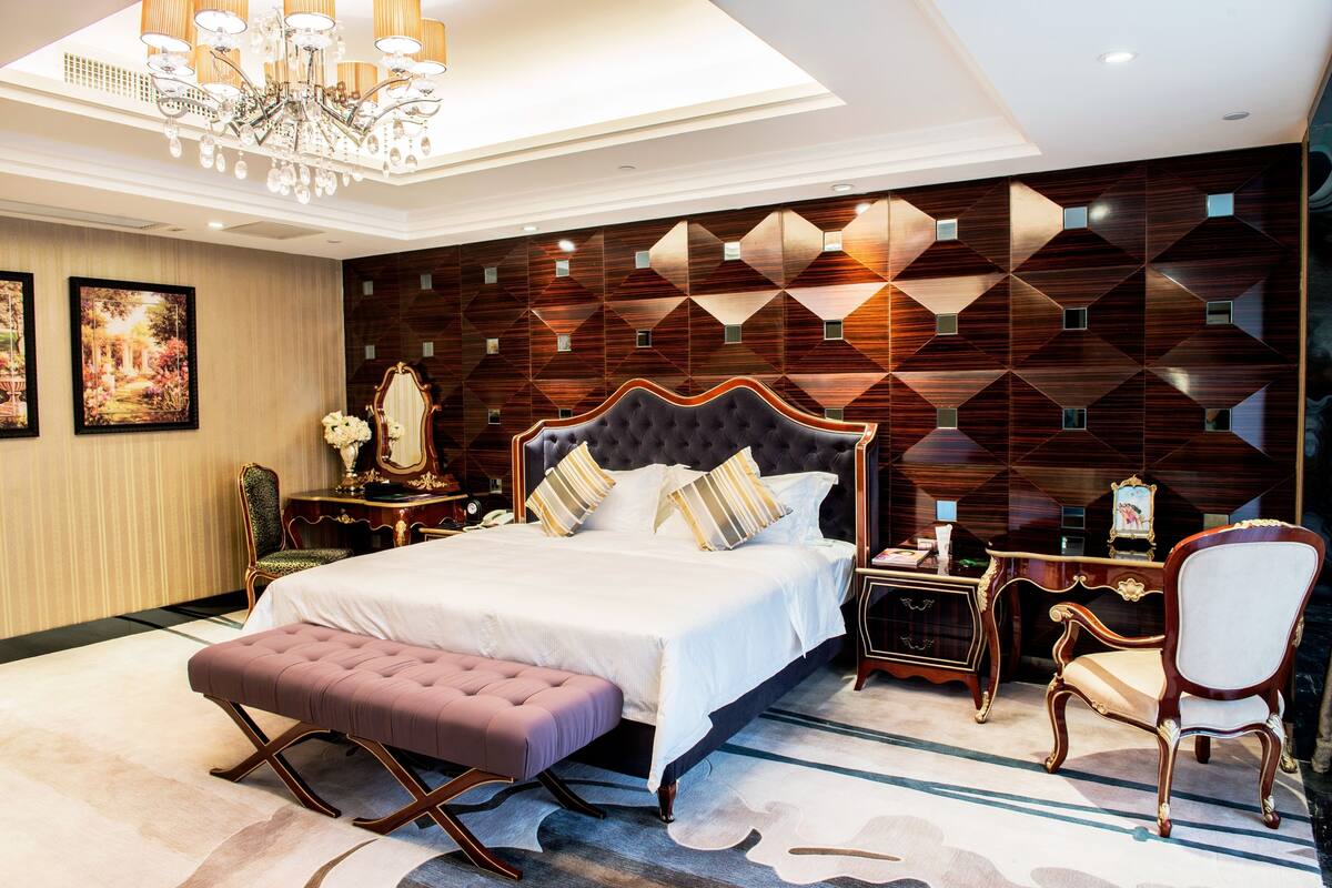 Presidential Suite | Minibar, in-room safe, desk, blackout curtains