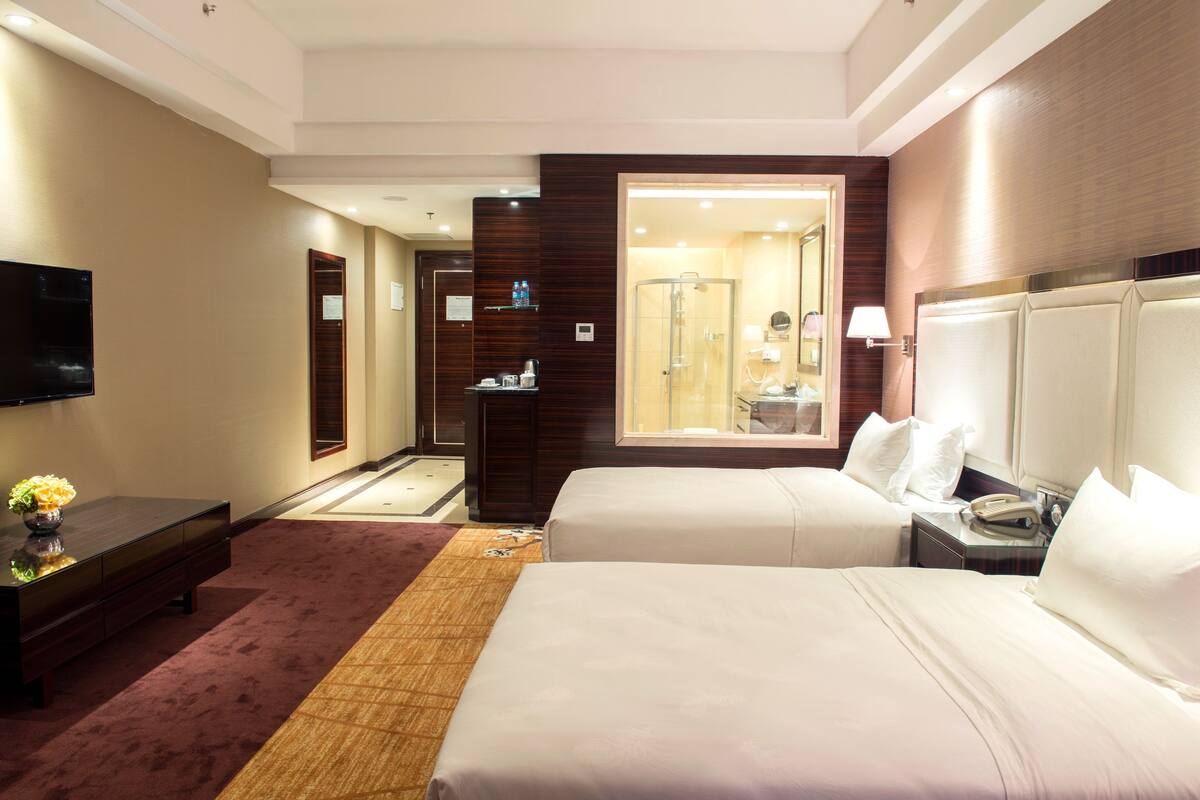 Superior Room | Minibar, in-room safe, desk, blackout curtains