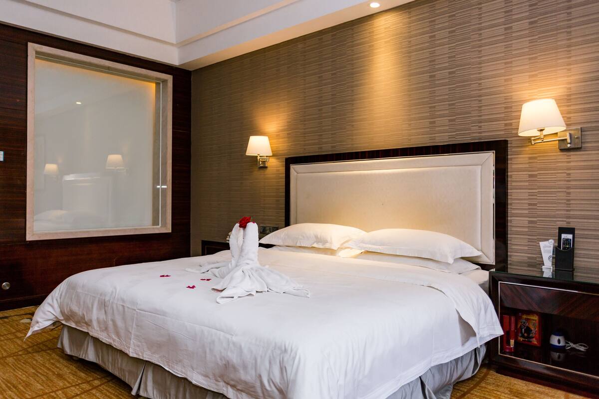 Executive Room | Minibar, in-room safe, desk, blackout curtains