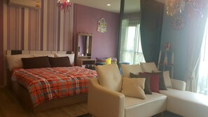 1 Bedroom | 1 chambre, ameublement unique, bureau