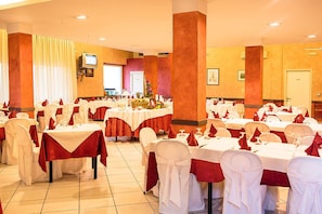 Serviço de café da manhã, culinária local, restaurante ao ar livre