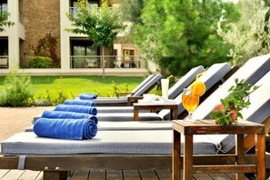 2 hồ bơi ngoài trời, dù/ô trên bãi biển/hồ bơi, ghế dài tắm nắng