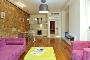 32-tums plasma-tv med satellitkanaler, tv och eldstad