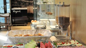 A buffet with various food items and beverages. - Sani Polyastron Hotel & Spa (Kassandra)