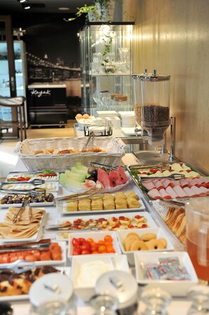 Bữa sáng buffet hàng ngày (17 EUR/mỗi người)