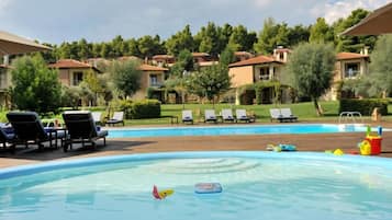 2 piscinas al aire libre, sombrillas, sillones reclinables de piscina