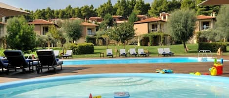 2 piscines extérieures, parasols de plage, chaises longues