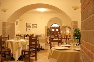 Se sirven almuerzos y cenas, cocina local