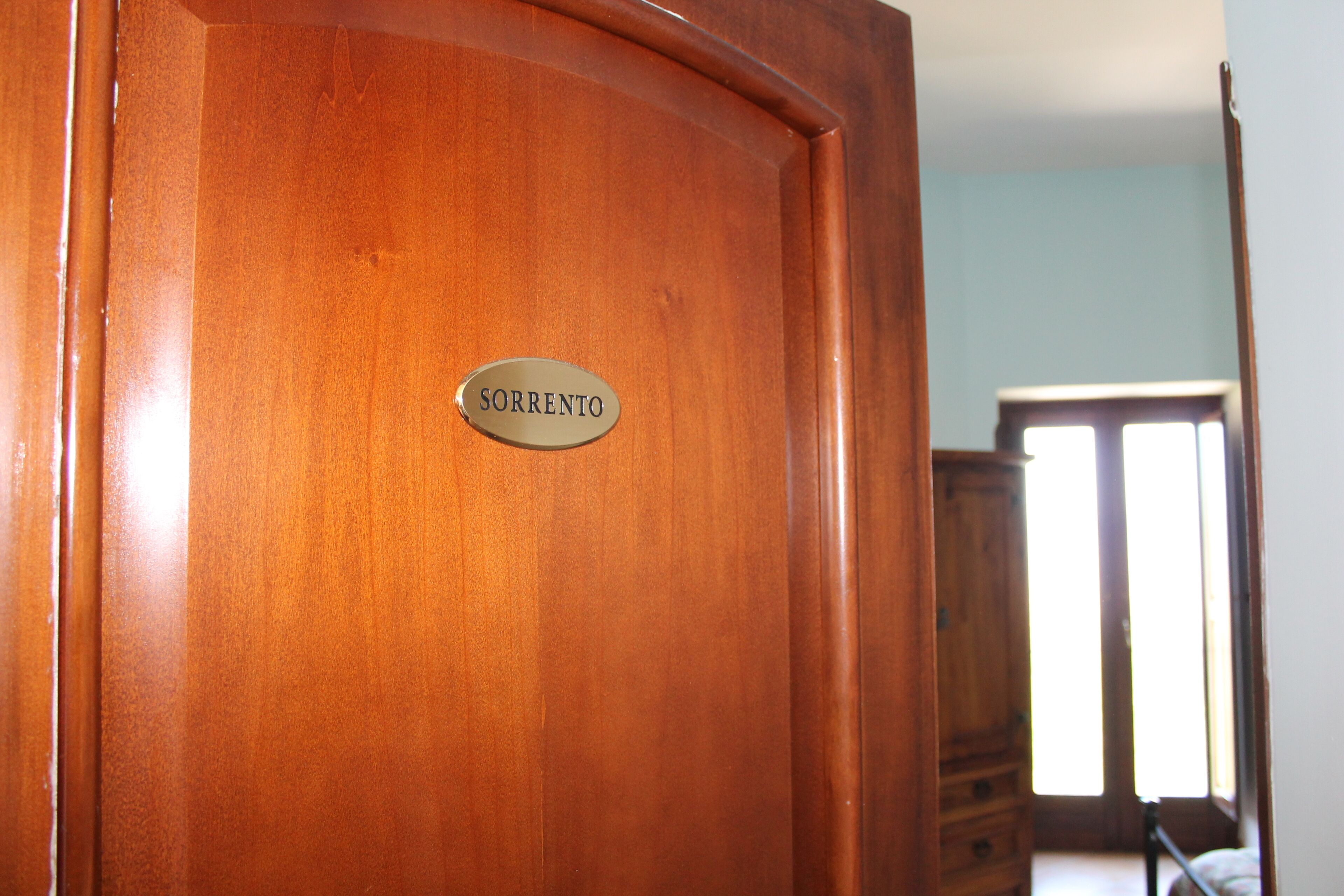 Une porte en bois avec une plaque portant l’inscription « Sorrento ».