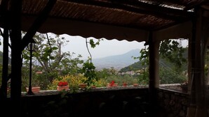 A covered outdoor area with a view of a mountainous landscape. - Casa Scola Agriturismo (Gragnano)