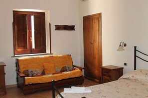 Familiekamer, 1 slaapkamer, bad, uitzicht op bergen (Capri) | Badkamer | Een bad, gratis toiletartikelen, een haardroger, een bidet