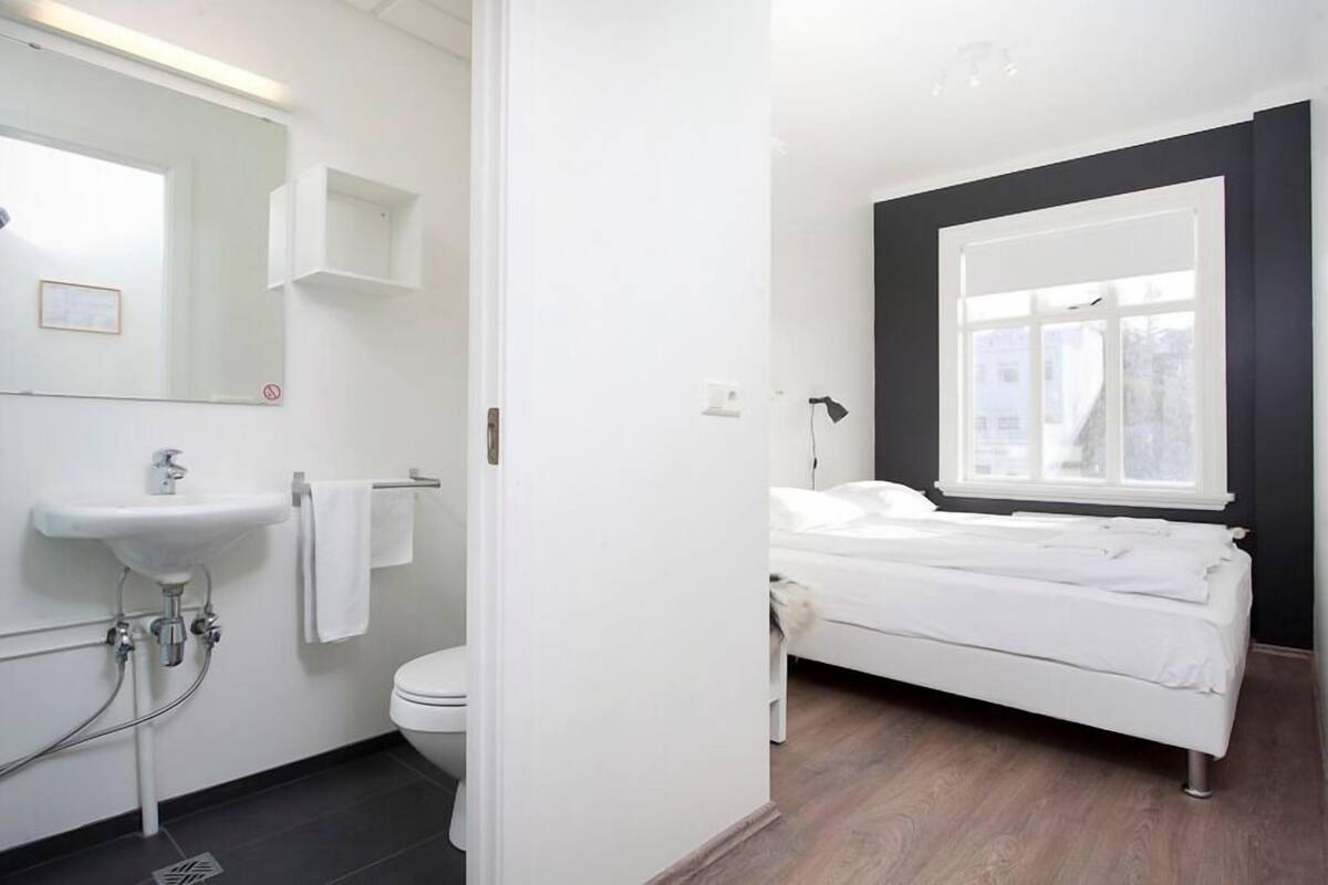 Double or Twin Room, Private Bathroom | Premium bedding, blackout drapes, WiFi (free), bed sheets