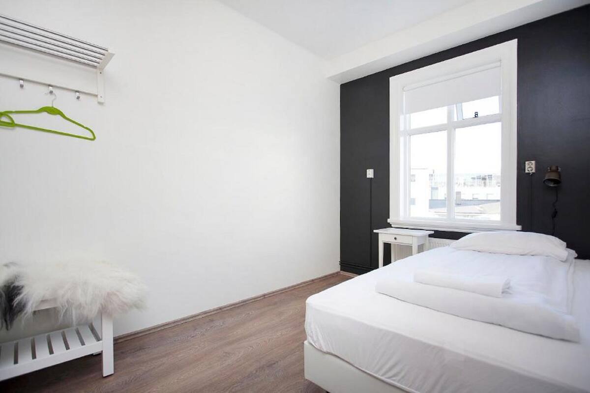 Basic Single Room, 1 Large Twin Bed, Shared Bathroom | Premium bedding, blackout drapes, WiFi (free), bed sheets
