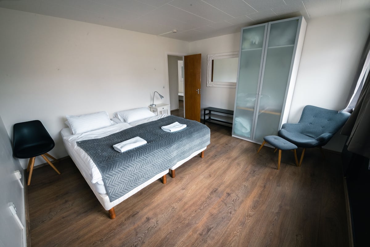 City Apartment, 3 Bedrooms | Premium bedding, blackout drapes, WiFi (free), bed sheets