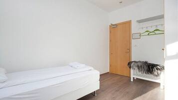 Basic Single Room, 1 Large Twin Bed, Shared Bathroom | Premium bedding, blackout drapes, free WiFi, bed sheets