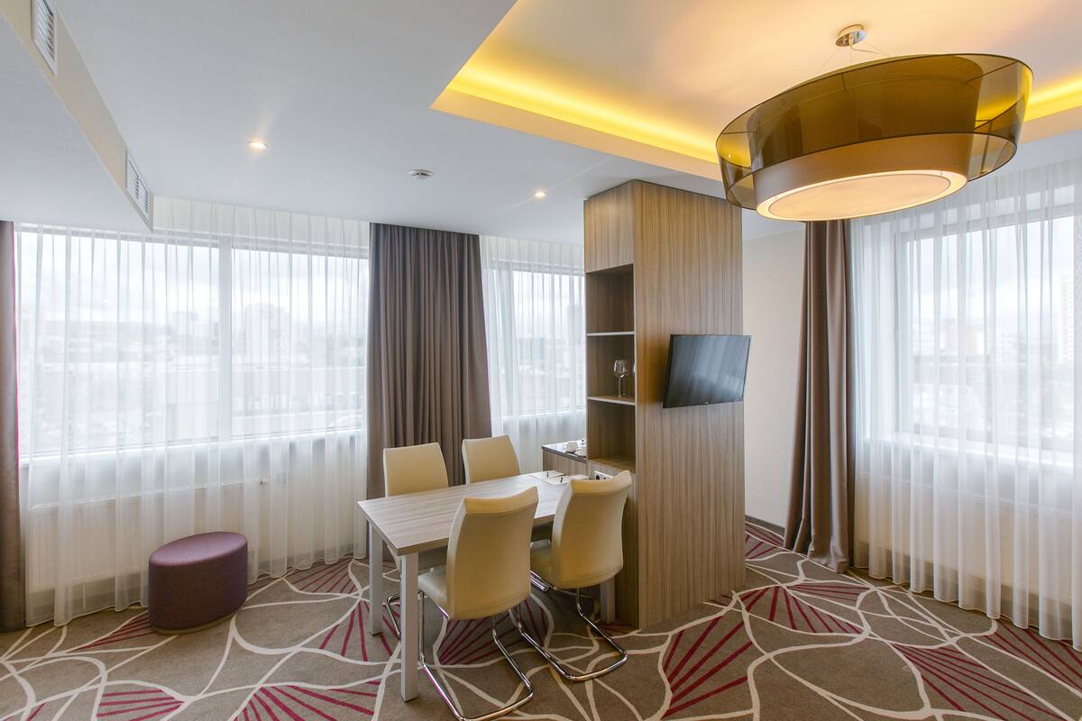 Suite | Coffres-forts dans les chambres, bureau, chambres insonorisées