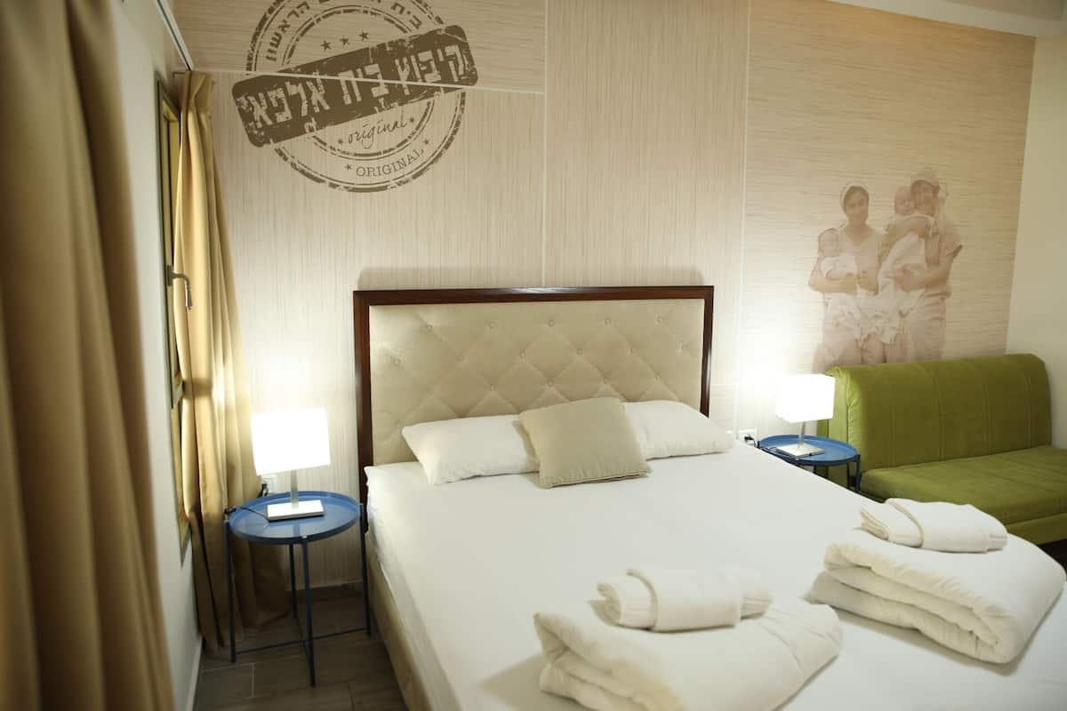 1 bedroom, desk, blackout drapes, soundproofing