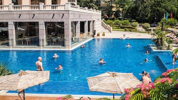 Piscine couverte, 2 piscines extérieures