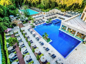 Indoor pool, 2 outdoor pools