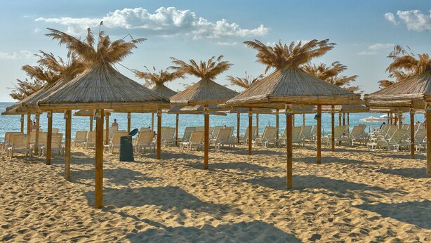 A beach with thatched umbrellas and sun loungers. - LTI Dolce Vita Sunshine Resort (Golden Sands)