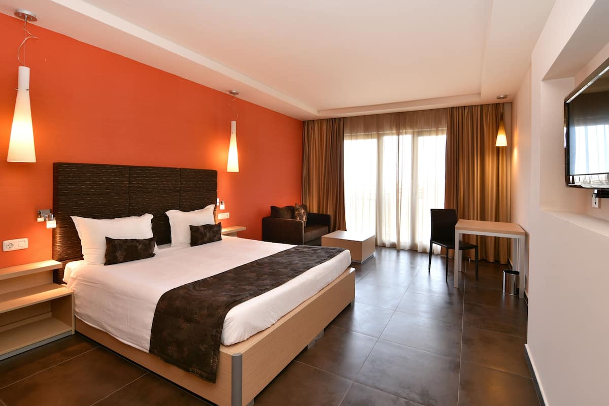 Appartement, 2 slaapkamers (Free 2 Beach Sunbeds & Soft Drinks ) | Een minibar, een kluis op de kamer, een bureau, gratis babybedden