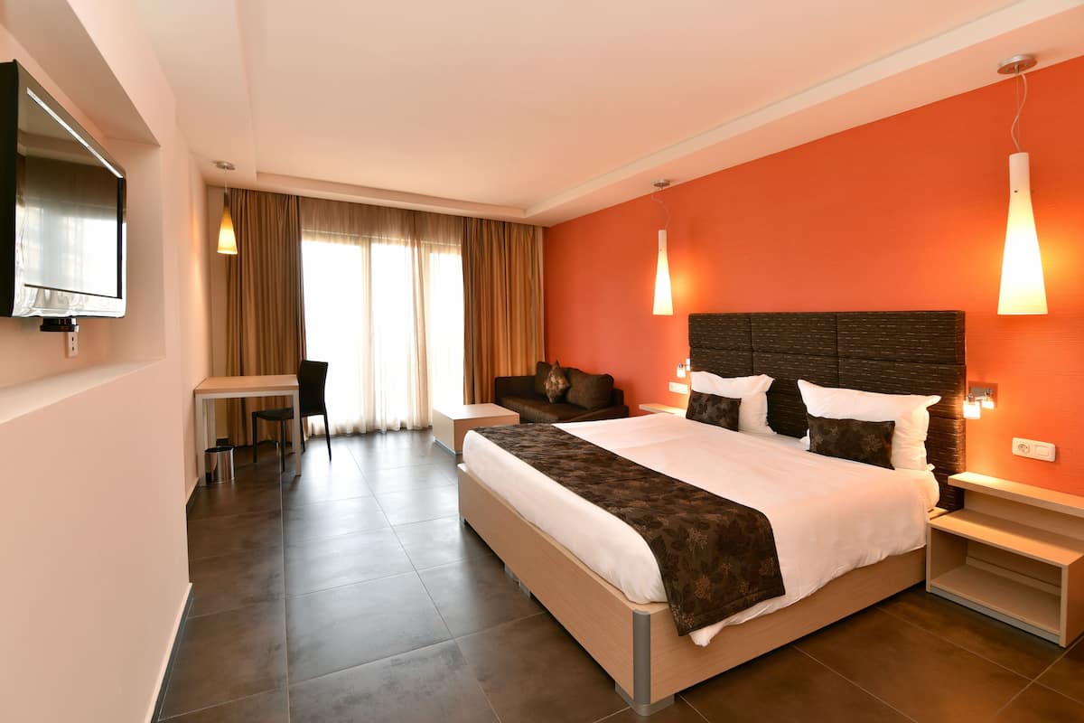 Een minibar, een kluis op de kamer, een bureau, gratis babybedden