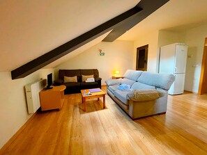 Eenvoudig appartement, 2 slaapkamers | Woonruimte | Televisie