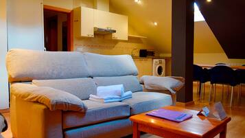 Basic-Apartment, 2 Schlafzimmer | Wohnbereich | Fernseher