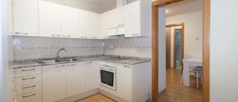 Apartment, 2 Schlafzimmer | Eigene Küche | Großer Kühlschrank, Mikrowelle, Ofen, Herdplatte