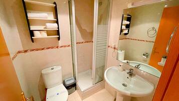 Basic Apartment, 2 Bedrooms | Bilik Mandi | Tuala disediakan