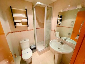 Appartement, 2 chambres | Salle de bain | Serviettes fournies