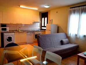 Basic Apartment, 1 Bedroom | Dapur peribadi | Peti sejuk/penyejuk beku saiz penuh, ketuhar gelombang mikro, ketuhar 