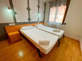 Muebles diferentes, cortinas blackout y tabla de planchar con plancha 