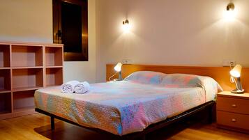 Basic Apartment, 2 Bedrooms | Dilengkapkan perabot secara berasingan, langsir/tirai gelap terus