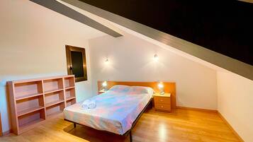 Basic-Apartment, 2 Schlafzimmer | Individuell eingerichtet, Verdunkelungsvorhänge, Bügeleisen/Bügelbrett