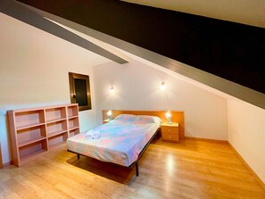 Departamento básico, 2 habitaciones | Muebles diferentes, cortinas blackout y tabla de planchar con plancha 