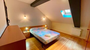 Muebles diferentes, cortinas blackout y tabla de planchar con plancha