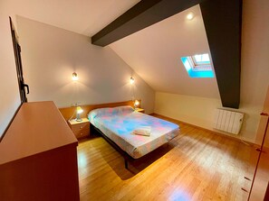 Basic Apartment, 2 Bedrooms | Dilengkapkan perabot secara berasingan, langsir/tirai gelap terus 