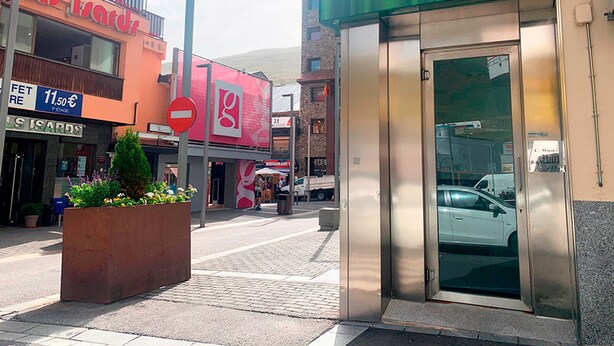 Un bâtiment avec un auvent vert, une enseigne indiquant « els isards » et un panneau « entrée interdite ».