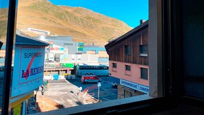 Vue d’une zone commerciale avec un supermarché appelé « La Remise » et « Supermercat Isards ».