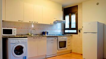 Basic-Apartment, 1 Schlafzimmer | Eigene Küche | Großer Kühlschrank, Mikrowelle, Ofen, Herdplatte