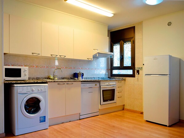 Departamento básico, 1 habitación | Cocina privada | Refrigerador con congelador, microondas, horno y parrilla de estufa 