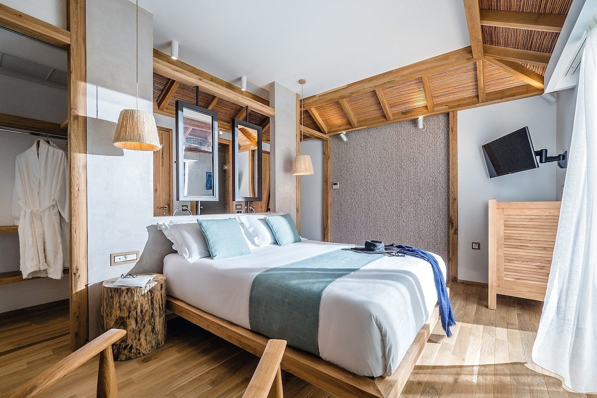 Bungalow (Over water) | Minibar, in-room safe, desk, soundproofing