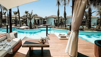 Grand-bungalow, poreamme (Over water) | Minibaari, tallelokero huoneessa, työpöytä, äänieristys