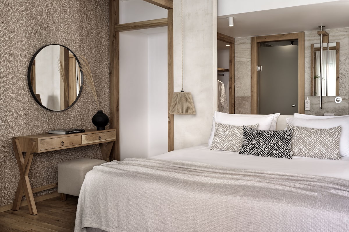 Minibar, in-room safe, desk, soundproofing