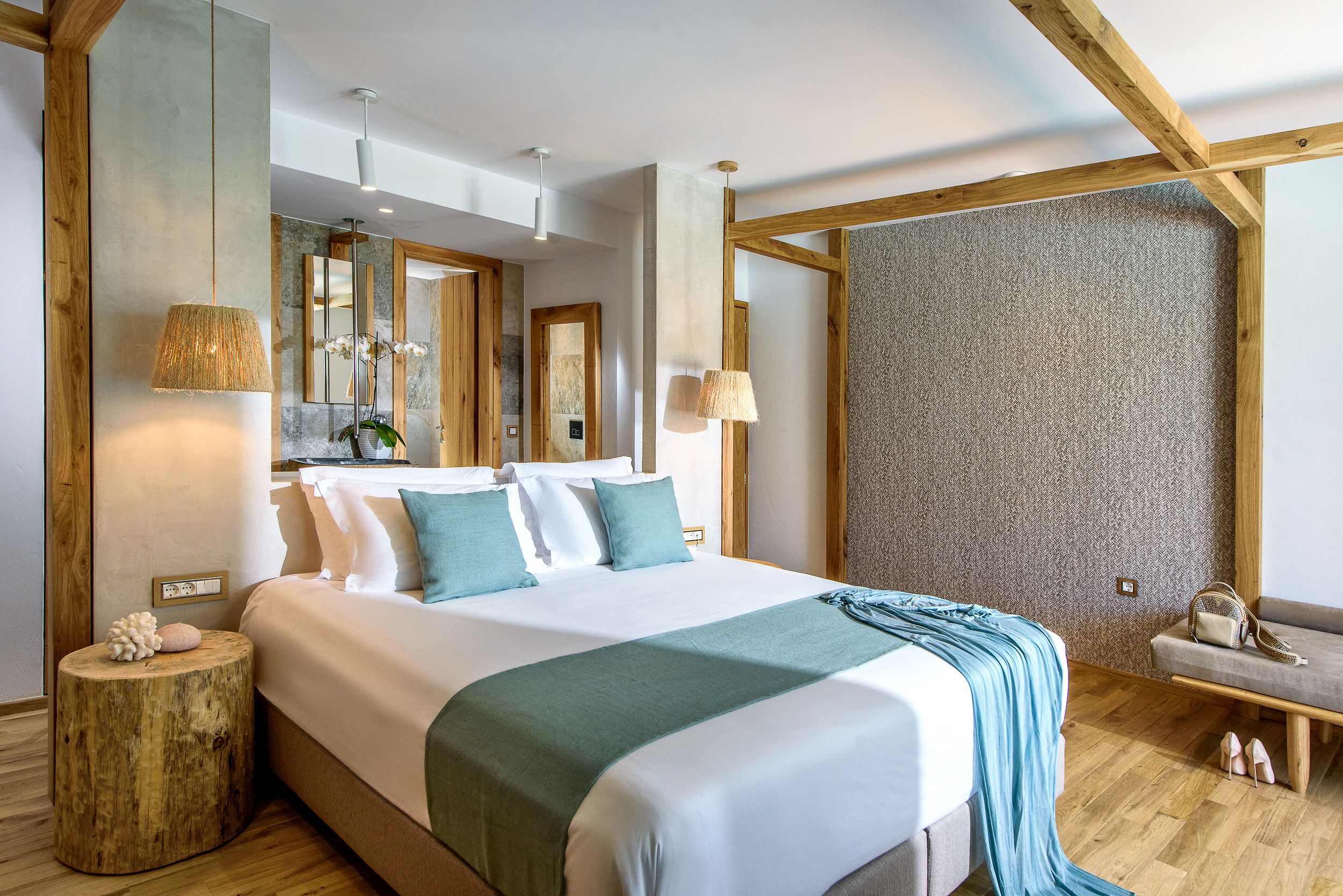 Premium Room, Pool View | Minibar, in-room safe, desk, soundproofing
