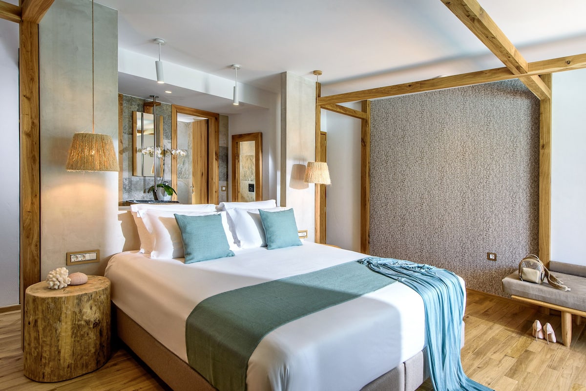 Premium Room, Pool View | Minibar, in-room safe, desk, soundproofing